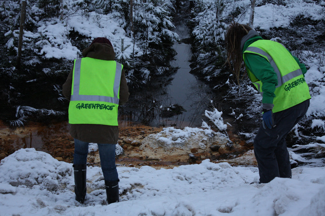 Greenpeace aktivisták vizsgálják a szennyeződést Talvivaarannál, augusztusban