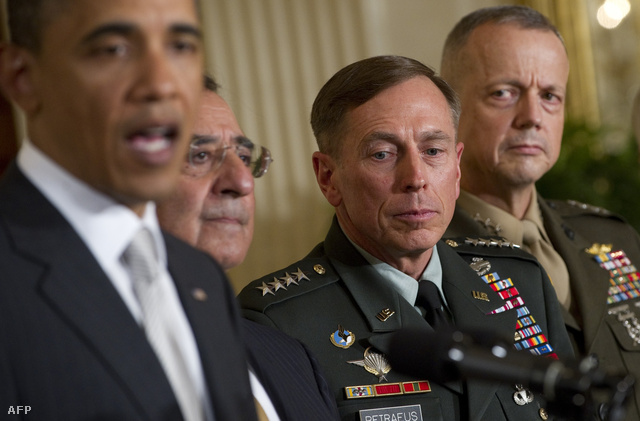 Barack Obama és Leon Panetta korábbi CIA igazgató, David Petraeus és John Allen társaságában.