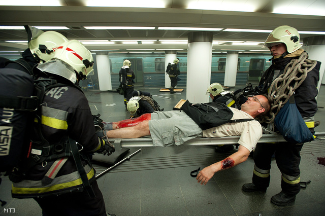 Terrorelhárító gyakorlat a 2-es metróban