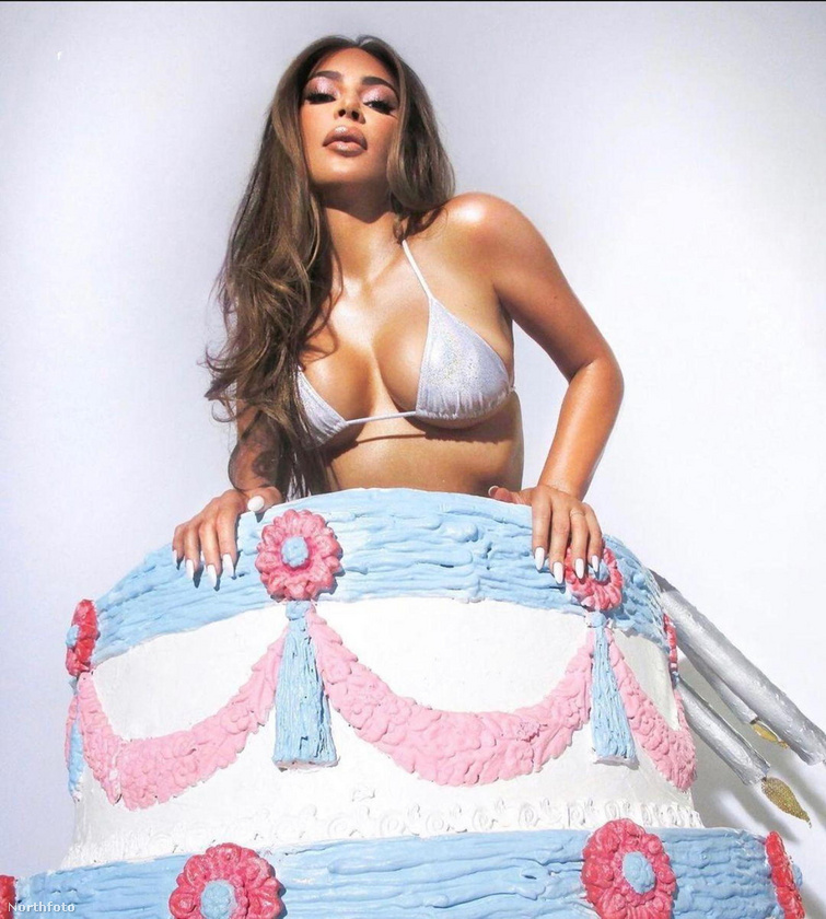 Kim Kardashian, az imázsfotózás (és imázsélet) királynője is egy fotósorozattal adta hírül új Skims-termékeit, amelyeket a születésnapja környékén vezetett be