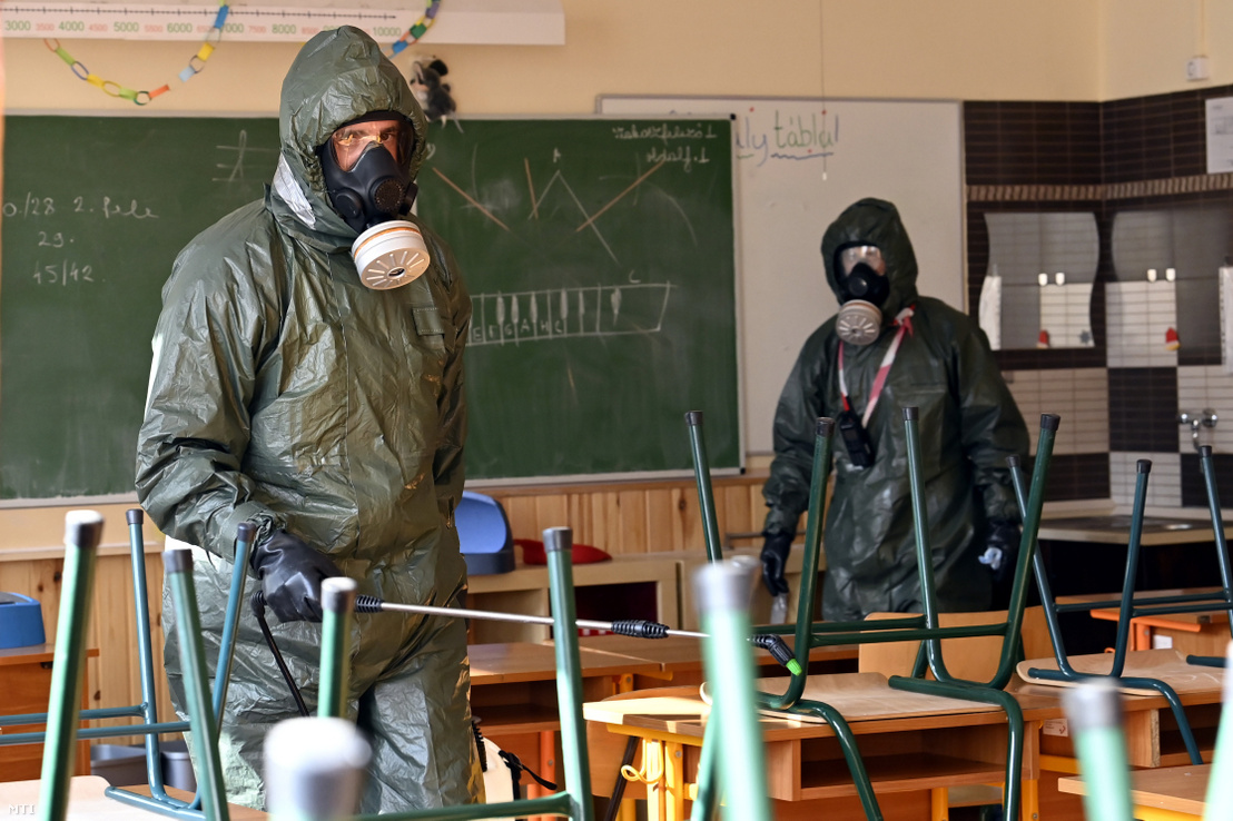A székesfehérvári vegyvédelmi zászlóalj katonái fertőtlenítik az egyik osztálytermet egy soroksári Általános Iskolában 2020. október 28-án