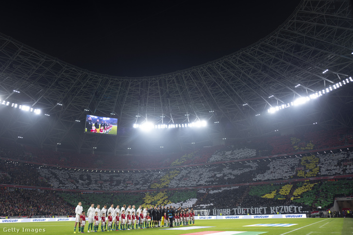 A Puskás Aréna megnyitóján az Ezüstcipő Focisuli játékosai kísérték be a pályára a magyar és az uruguayi labdarúgó-válogatott futballistáit