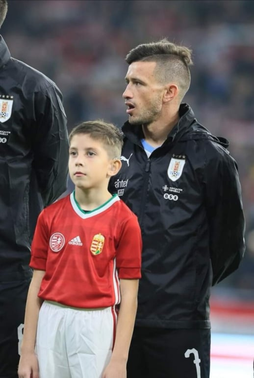 A Magyarország–Uruguay találkozón Dani Brian Lozanót kísérte a pályára