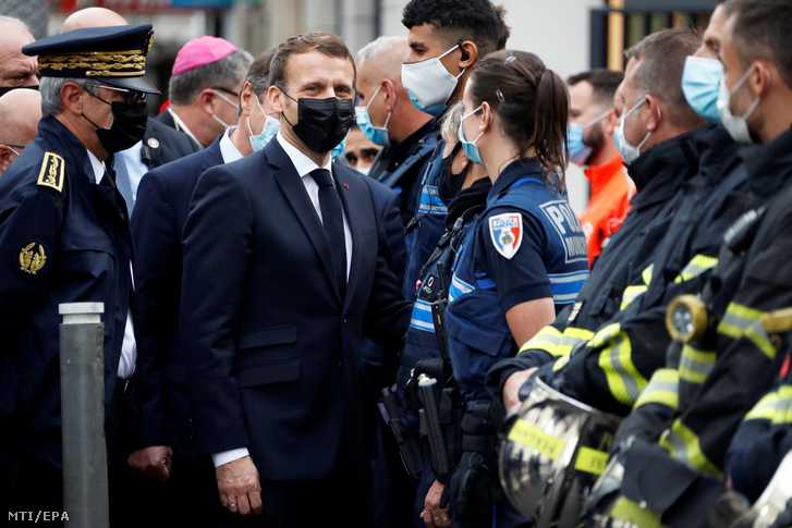 Emmanuel Macron francia elnök (k) a késes támadás helyszínén