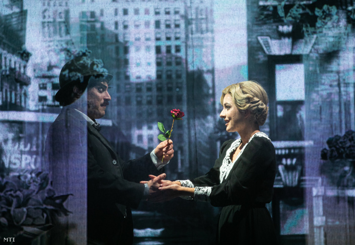 Nagy Sándor (b) a csavargó és Kovács Gyopár (j) a vak virágáruslány szerepében a Nagyvárosi fények címû színdarab próbáján a Játékszínben 2020. október 14-én. Charlie Chaplin azonos címû némafilmjének színpadi adaptációját október 17-én mutatják be Szente Vajk átiratában és rendezésében.