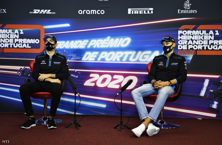 Nicholas Latifi, a Williams kanadai versenyzője (b) és brit csapattársa, George Russell a Forma–1-es autós gyorsasági világbajnokság Portugál Nagydíjának otthont adó Algarve versenypályán Portimaóban tartott sajtótájékoztatón 2020. október 22-én. A futamot október 25-én rendezik