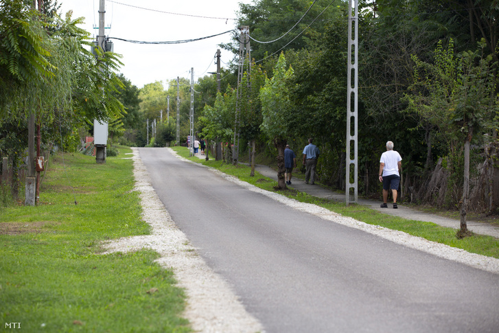 A Magyar Falu Program keretében felújított Petőfi utca a Somogy megyei Jákón az átadás napján, 2020. augusztus 19-én