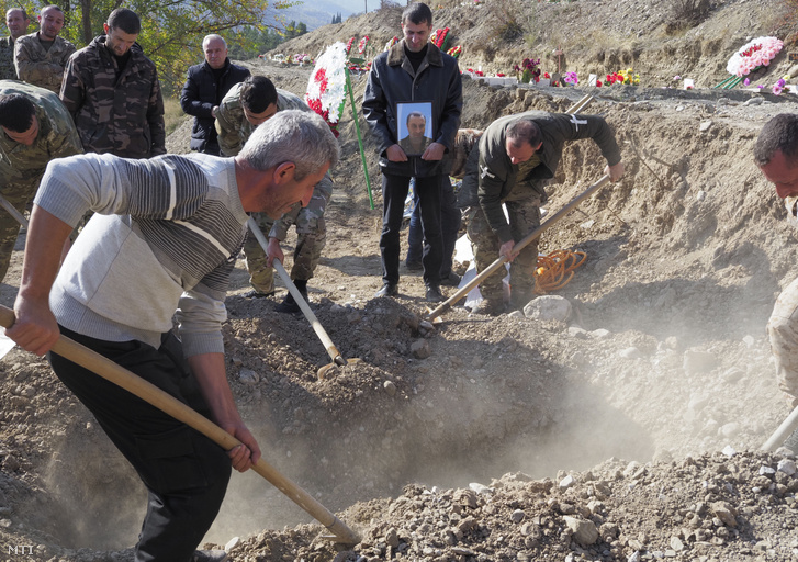Bajtársukat temetik férfiak egy temetőben, Hegyi-Karabah székhelyén, Sztyepanakertben 2020. október 30-án.