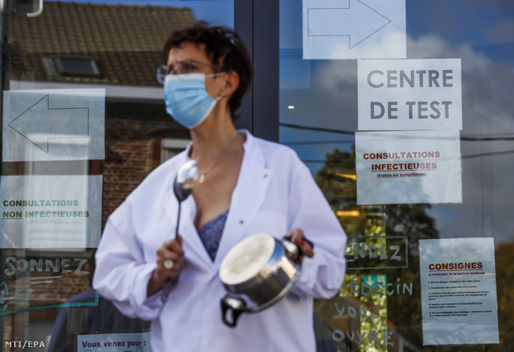 Orvosok és egészségügyi dolgozók a tevékenységükhöz nagyobb állami támogatást követelve tüntetnek egy kórház, egyben koronavírus-vizsgálati központ előtt, a belgiumi Charleroi-ban október 26-án.