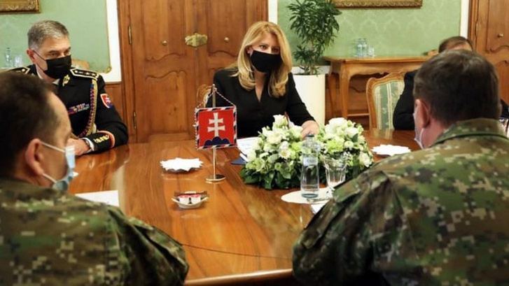 A szlovák köztársasági elnök a hadsereg vezetőivel konzultál.