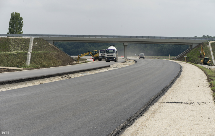 Az M85-ös kétszer kétsávos gyorsforgalmi út Csorna és Sopron között épülõ szakasza Kapuvár közelében 2020. június 17-én. Az 57 kilométert érintõ beruházás 2020 végére fejezõdik be.
