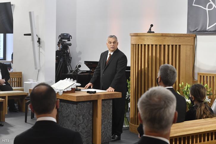 Orbán Viktor miniszterelnök beszédet mond hálaadó istentiszteleten a csömöri református templomban amelyet a templom felépüléséért tartottak 2020. október 31-én.
