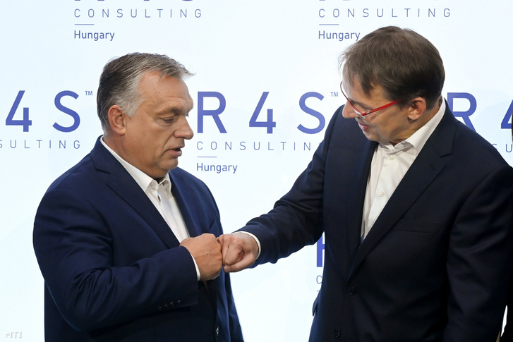 Orbán Viktor miniszterelnök (b) és Igor Janke alapító tulajdonos a public affairs és public relation tevékenységre specializálódott lengyel R4S vállalat budapesti üzletfiók-megnyitóján a Four Seasons Szállóban 2020. október 8-án.