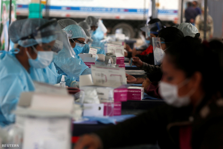 Egészségügyi dolgozók vérmintákat gyűjtenek koronavírusteszthez Limában, Peruban 2020. október 31-én