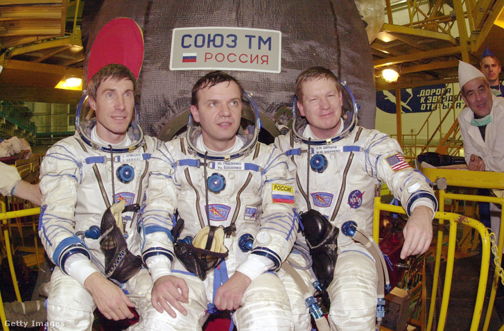 Shepherd, Krikalev és Gidzenko Bajkonurban közvetlenül az indulásuk előtt