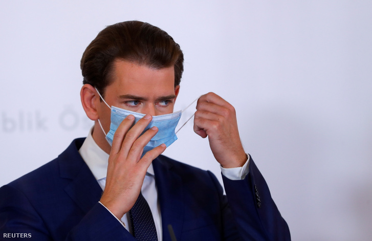 Sebastian Kurz leveszi a maszkját a 2020. október 31-én koronavírus-járványról tartott sajtótájékoztatón Bécsben