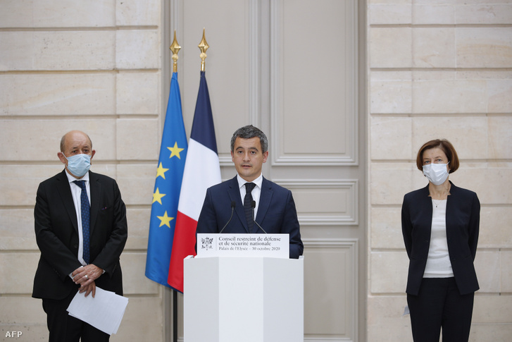 Gérald Darmanin (középen) az Elysee Palace-ban tartott sajtótájékoztatón 2020. október 30-án, mellette Jean-Yves Le Drian (balra) francia külügyminiszter és Florence Parly védelmi miniszter