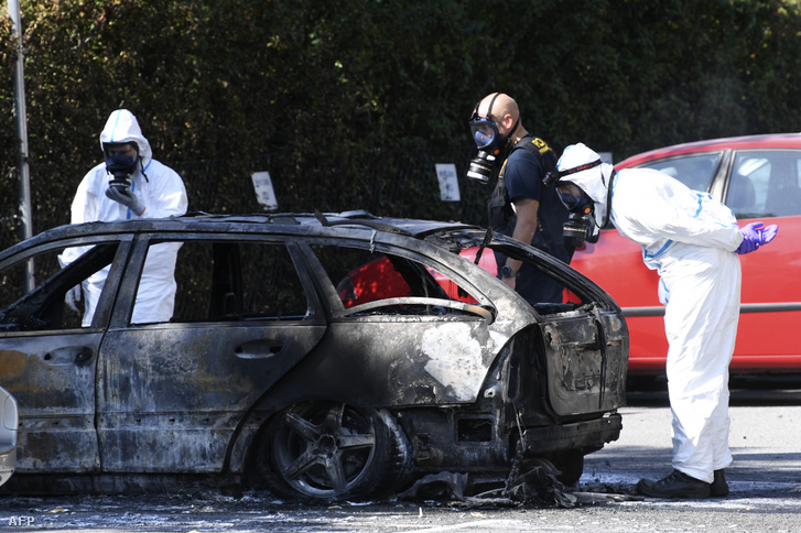 Kiégett autót tanulmányoznak a helyszínelők Malmöben, aminek a közelében lőttek le egy nőt 2019. augusztus 26-án