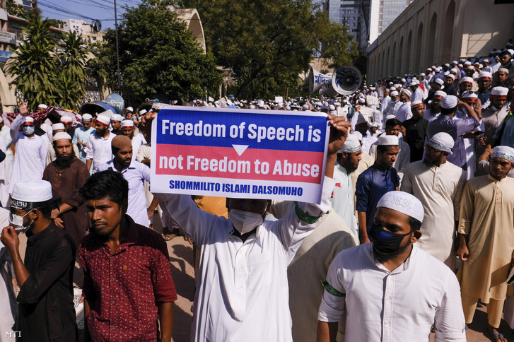 Iszlamista csoportok tagjai tüntetnek a muzulmán többségű Banglades fővárosában, Dakkában 2020. október 30-án, azt követően, hogy az előző napi nizzai merényletre válaszul - amelyben egy tunéziai férfi három emberrel végzett és többet megsebesített - Emmanuel Macron francia elnök azt nyilatkozta, hogy megvédi országa értékeit és a vallás szabadságát. A tüntetők az utcán menetelve egyebek között a francia termékek bojkottjára szólítottak fel.