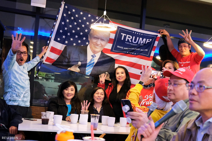 Amerikai vietnámi Trump szimpatizánsok egy texasi eredményváró partin