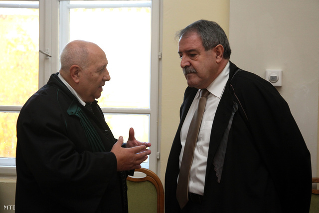 Fóris Kálmán és Zamecsnik Péter ügyvédek az ítélethozatalra várva. Čačić nem jelent meg a bíróságon.