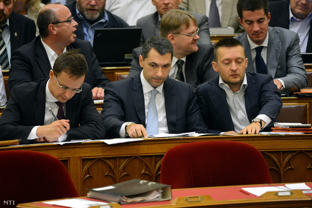 Lázár János és Rogán Antal szavaznak a parlamentben