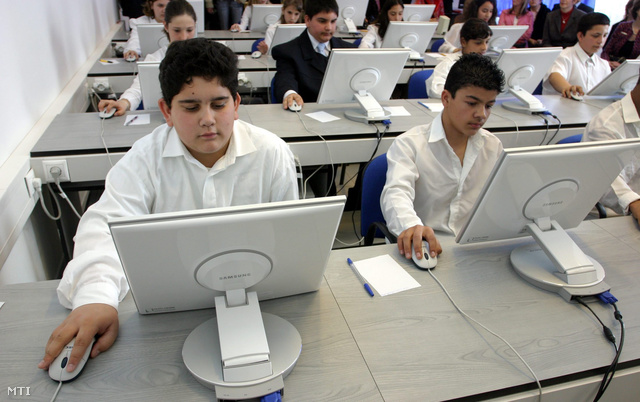 Hátrányos helyzetű gyerekek e-tanulását segítő program 2007-ben.