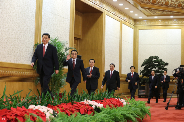 Hszi Csin-ping új pártfőtitkár, az államfő helyettese, Li Ko-csiang miniszterelnök-helyettes, Csang Tö-Csiang miniszterelnök-helyettes, Csunkking párttitkára, Jü Cseng-seng, Sanghaj párttitkára, Liu Jün-san, a párt propagandaosztályának vezetője, Vang Csi-san miniszterelnökhelyettes és Csang Kao-li, Tiencsin párttitkára