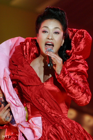 2007. április 10-én a Honan tartománybeli Luojangban készített kép Peng Li-juan kínai szoprán énekesnőről