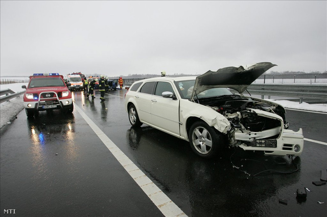 Radimir Cacic, a Horvát Néppárt (HNS) vezetőjének összetört személygépkocsija áll az M7-es autópálya 181-es kilométerénél