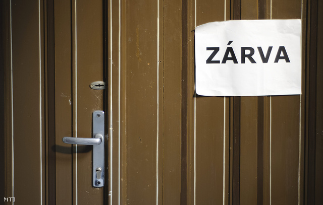 Zárva felirat egy ajtón a Debreceni Egyetem főépületében