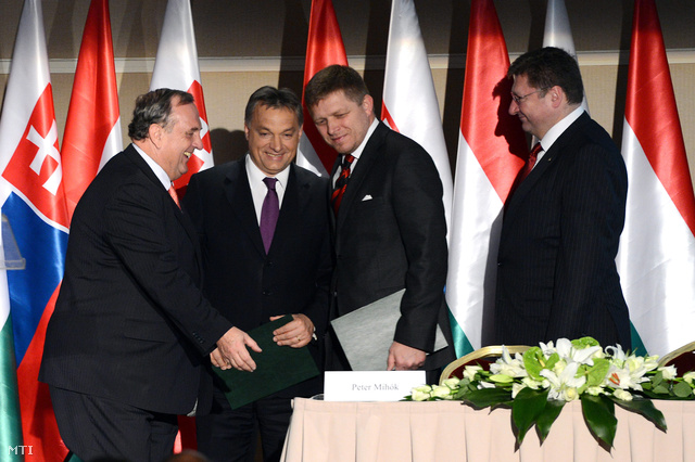 Peter Mihók a Szlovák Kereskedelmi és Iparkamara elnöke (b) Orbán Viktor kormányfő (b2) Robert Fico Szlovákia miniszterelnöke (j2) és Parragh László az MKIK elnöke.