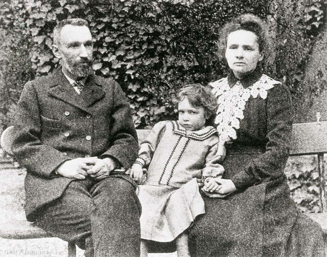 Pierre és Marie Curie lányukkal, Irene-nel, aki később szintén Nobel-díjas lett