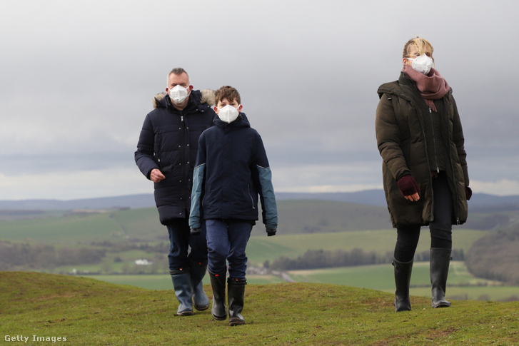 Brit család a tavaszi lezárás alatt maszkban sétál a szabadban.
