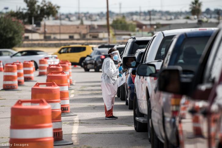 Koronavírus-tesztelő állomáson állnak az autók sorban El Pasóban, Texasban 2020. október 31-én