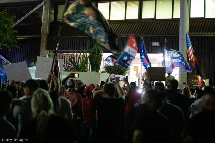 Trump párti tüntetők a Mariopa megyei szavazatszámláló központ előtt az Arizonai Phoenix-ben