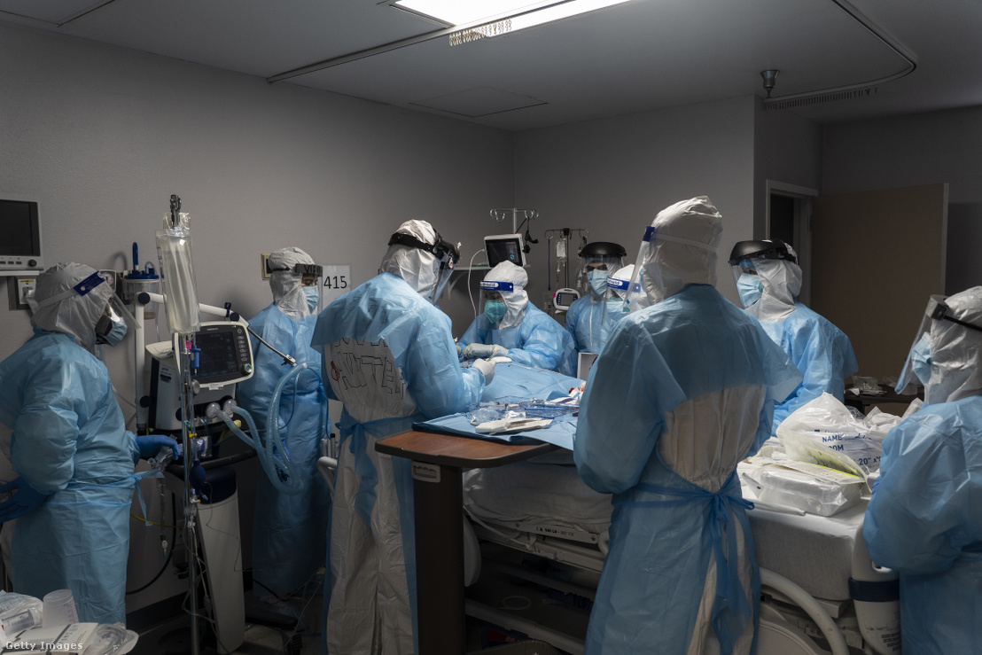 Egészségügyi dolgozók koronavírusos beteget kezelnek a houstoni United Memorial egészségügyi központban 2020. október 31-én