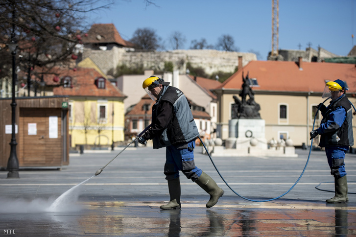 Magasnyomású forró vízzel mossák az egri Dobó teret a koronavírus-járvány idején 2020. április 2-án