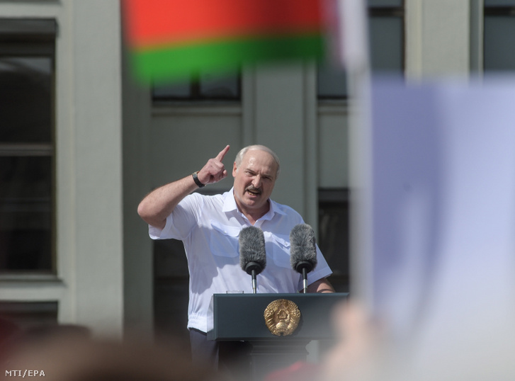 Alekszandr Lukasenko fehérorosz elnök beszél támogatóihoz Minszkben 2020. augusztus 16-án, egy nappal az elnökválasztás eredménye ellen tiltakozók tüntetése után