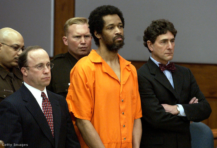 John Allen Muhammad (középen) rezzenéstelen arccal hallgatja, amint halálra ítélik 2004. március 9-én a virginiai Manassasban. 2009-ben ki is végezték.