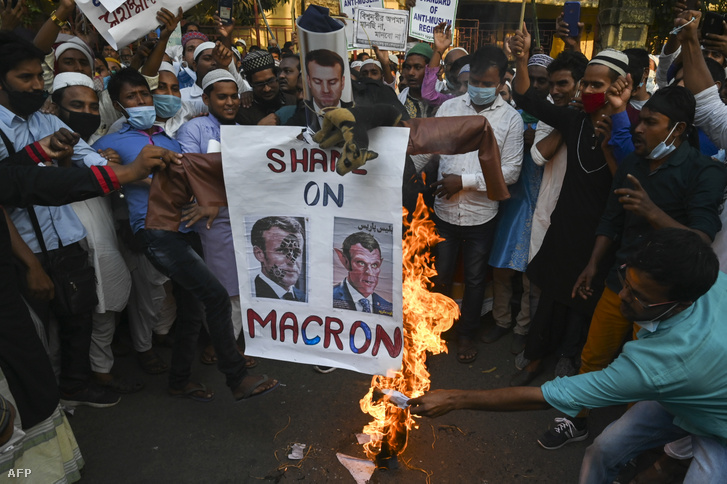 Emmanuel Macron francia elnök képét égetik egy kolkatai tüntetésen 2020. november 4-én
