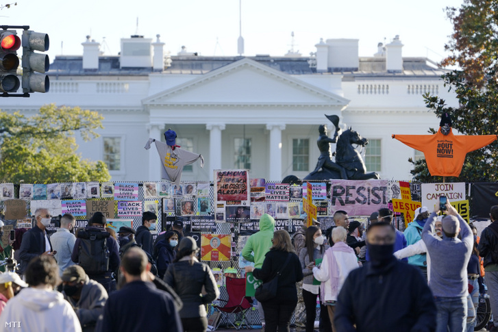 Tüntetők feliratokat tartanak a kezükben a washingtoni Fehér Ház közelében 2020. november 4-én