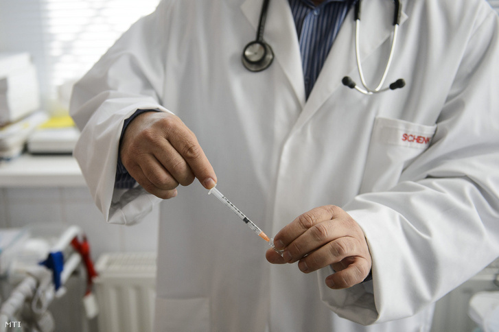 Egy háziorvos influenza elleni védőoltás vakcináját készíti elő beadáshoz Salgótarjánban 2017-ben