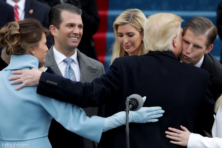 Donald Trump megpuszilja Eric Trumpot a beiktatásának napján 2017. január 20-án. Mellette felesége Melania, illetve Donald Trump Jr. és Ivanka