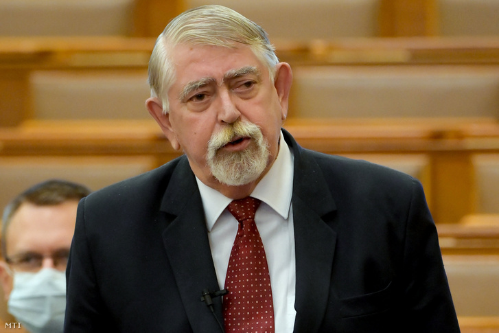 Kásler Miklós, az emberi erőforrások minisztere azonnali kérdésre válaszol az Országgyűlés plenáris ülésén 2020. november 9-én