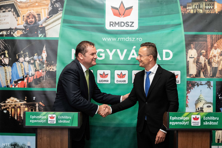 Szijjártó Péter külgazdasági és külügyminiszter (j) és a Romániai Magyar Demokrata Szövetség (RMDSZ) szenátusi frakcióvezetője, Cseke Attila közös sajtótájékoztatója Nagyváradon 2020. szeptember 4-én