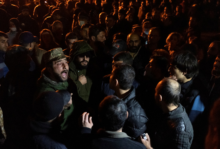 Tüntetők a jereváni Parlament épülete előtt