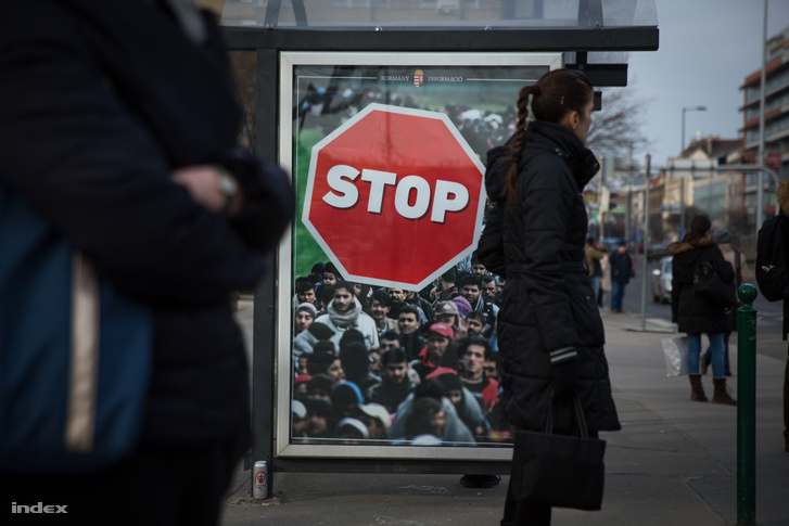2018-as kormánypropaganda a BKV egyik budapesti buszmegállójában