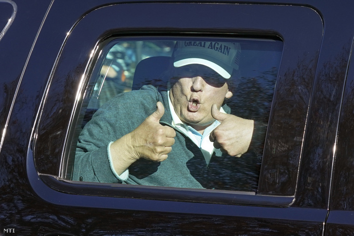 Donald Trump amerikai elnök köszönti támogatóit, miután golfozott a nevét viselő pályán a Virginia állambeli Sterlingben 2020. november 8-án