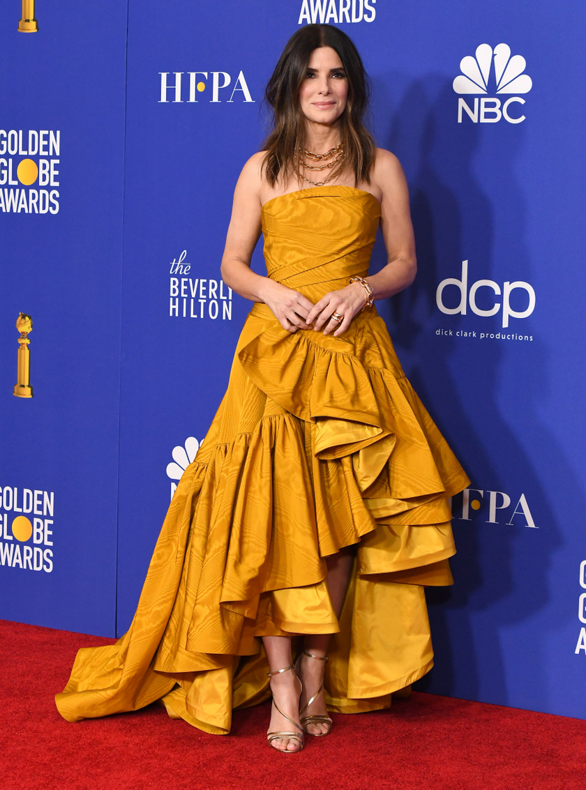 Sandra Bullock a 2020-as Golden Globe-gálára egy arany Oscar de la Renta estélyit húzott.